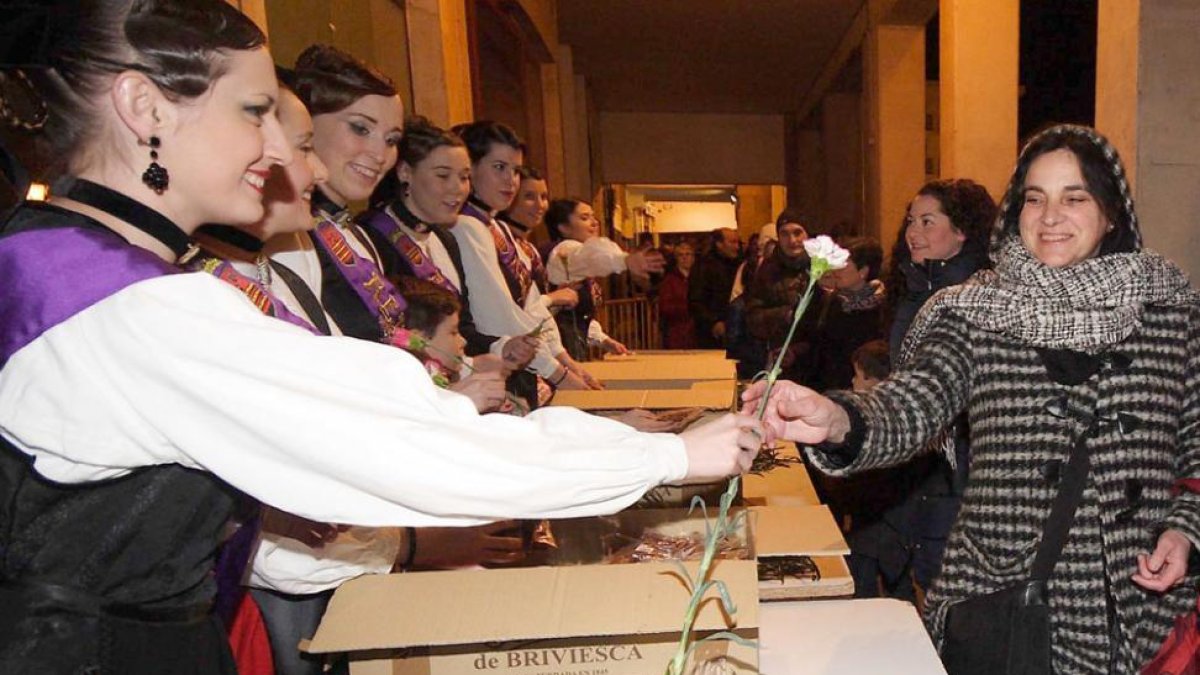 Las parejas reciben los tradicionales obsequios de manos de las Reinas de las Fiestas.-G. G.