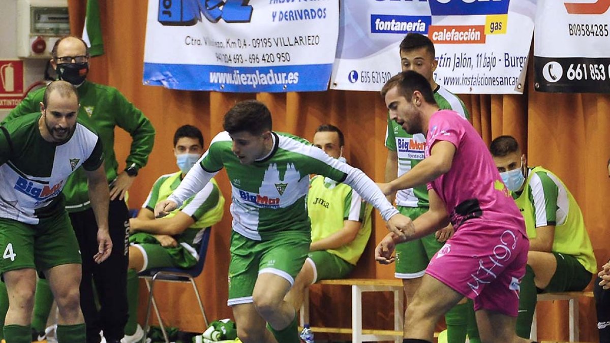 Oli controla el balón. ISRAEL L. MURILLO