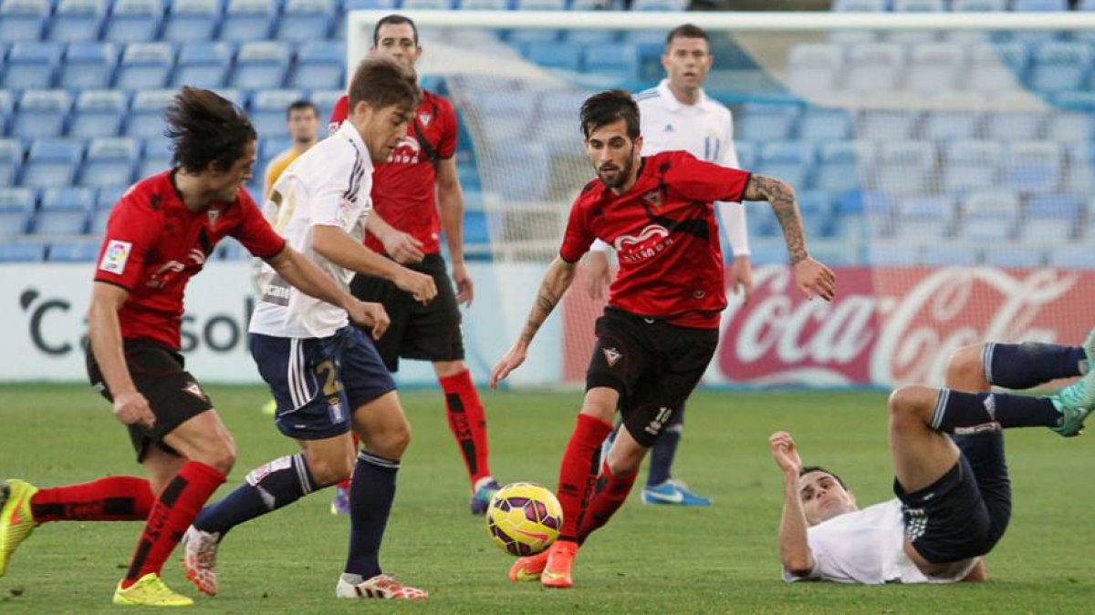 El jugador burgalés del Recreativo ÁlvaroAntón se lleva el balón ante Provencio yCarnicer, ayer, en el Nuevo Colombino.-ALBERTO DOMÍNGUEZ /HUELVAINFORMACIÓN
