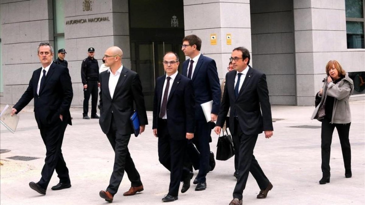 Los exconsellers de la Generalitat de Catalunya Joaquim Forn, Raul Romeva , Jordi Turull , Carles Mundí , Josep Rull, Dolors Bassa y Meritxell Borras a su llegada a la Audiencia Nacional, el 2 de noviembre.-JUAN MANUEL PRATS