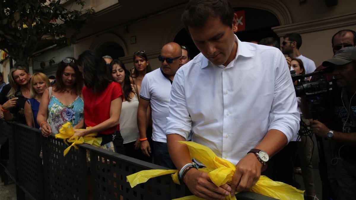 Arrimadas y Rivera retiran lazos amarillos en Alella. /-RICARD CUGAT