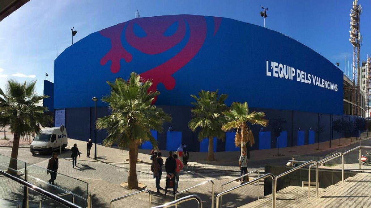Fachada del campo del Levante.-