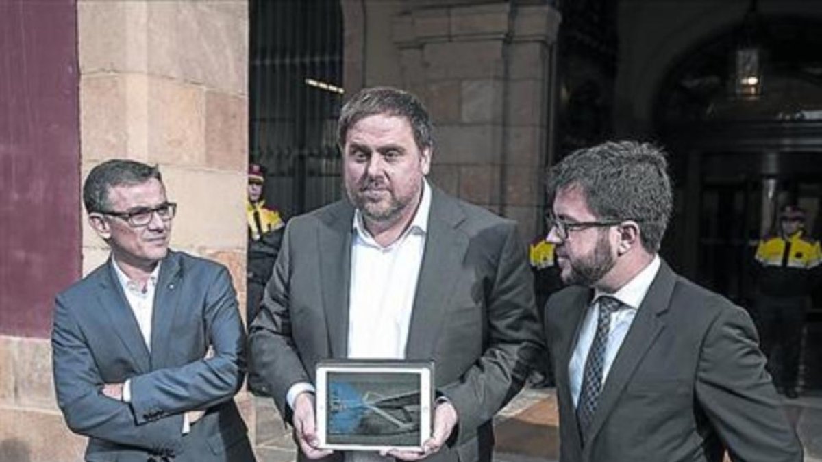 Junqueras, entre Jové (izquierda) y Aragonès, presenta los presupuestos en el Parlament, en noviembre pasado.-JOAN CORTADELLAS