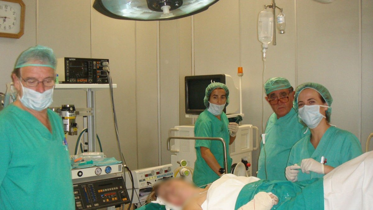 La doctora Rosa Llorente Pascual junto a su padre en una sala de operaciones. ECB