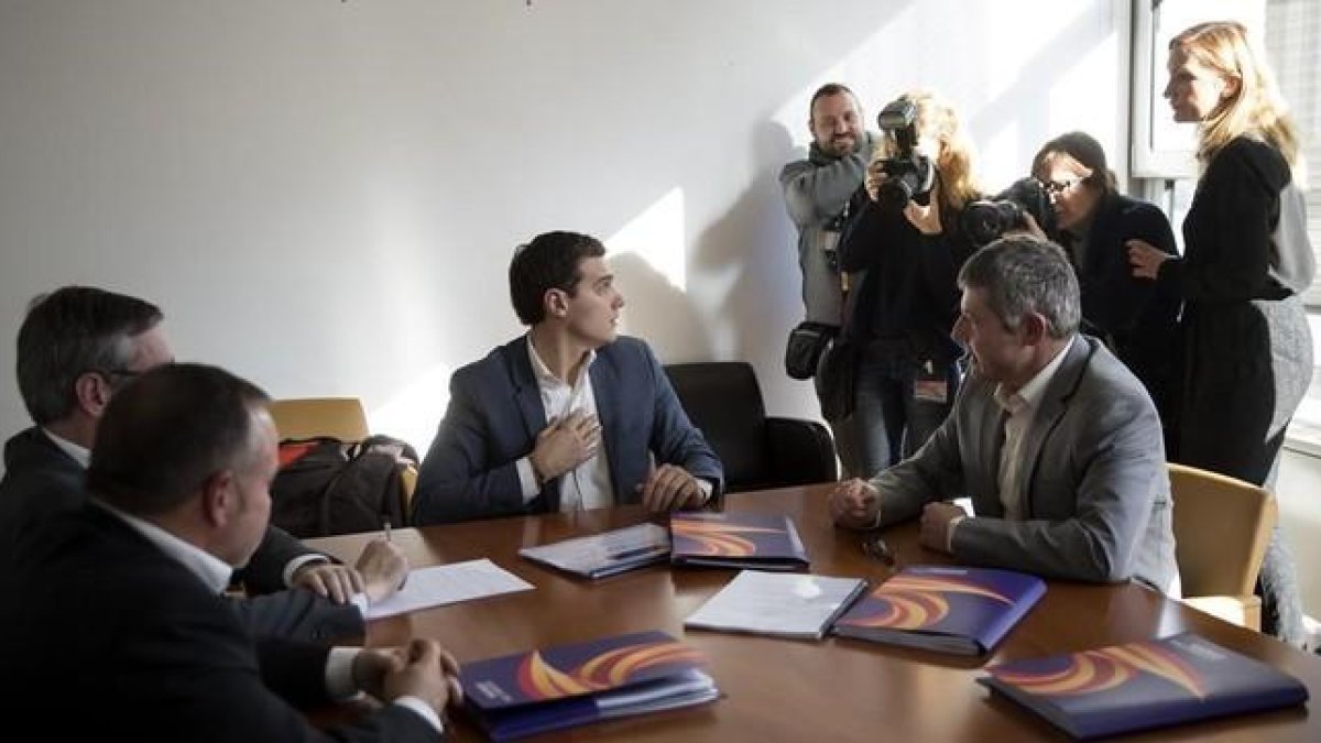Albert Rivera, con diputados de Ciudadanos y miembros de Societat Civil Catalana en la reunión que han mantenido en el Congreso este lunes.-JOSÉ LUIS ROCA