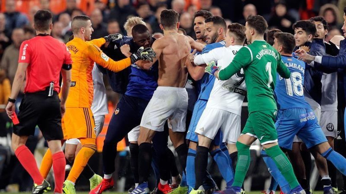 Tangana al final del partido en Mestalla.-EFE / KAI FÖRSTERLING