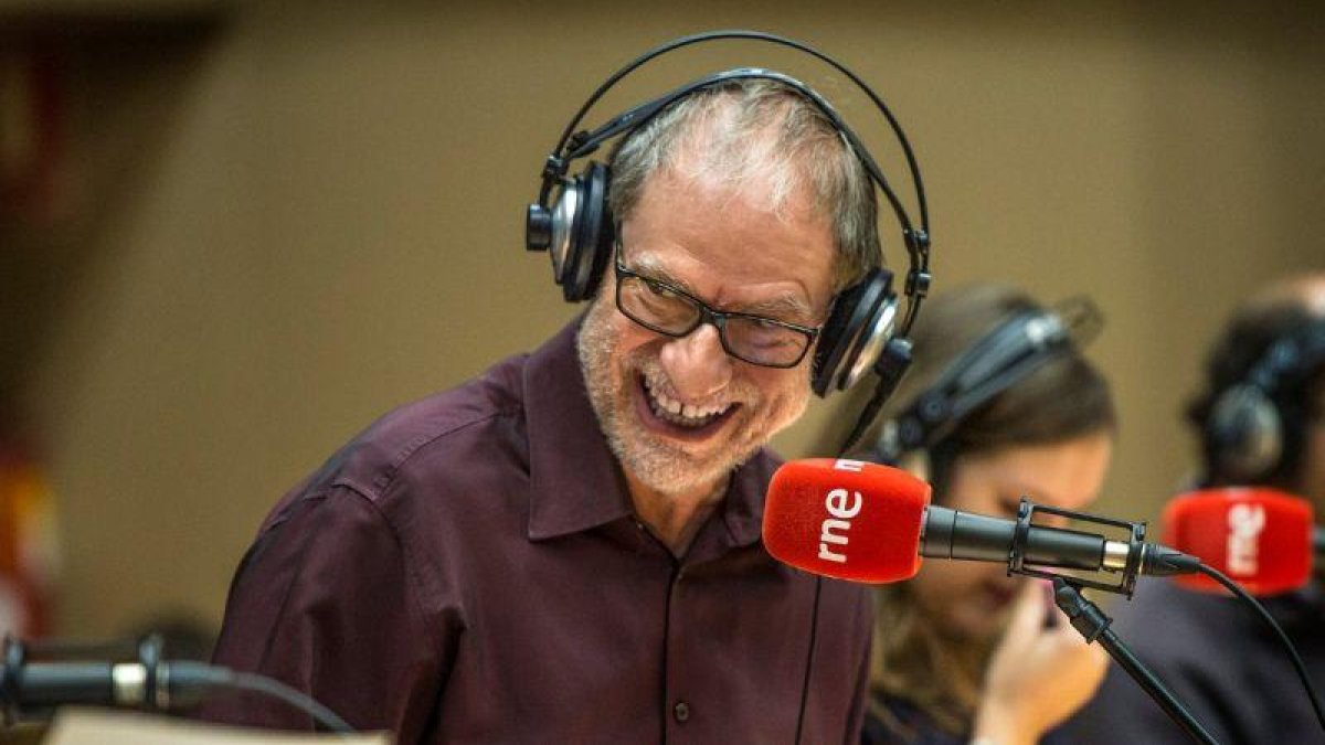 El actor Nancho Novo, en la grabación de la ficción sonora de RNE A sangre fría.-EL PERIÓDICO
