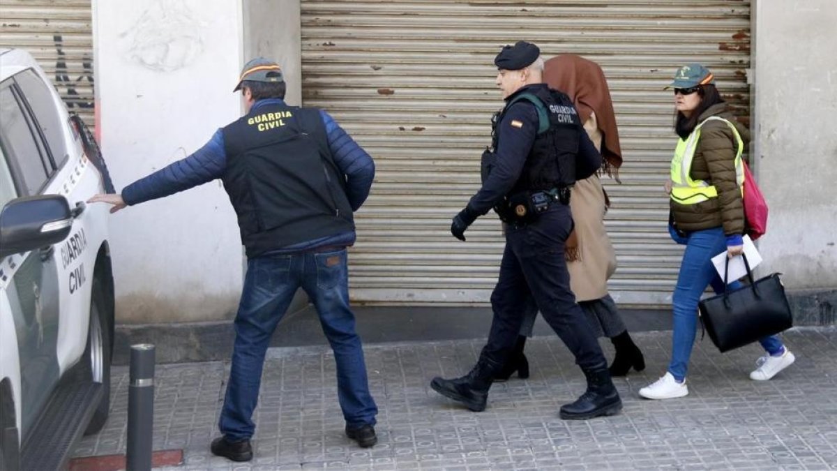 Agentes de la Guardia Civil se llevan a la detenida.-JORDI PUJOLAR (ACN)