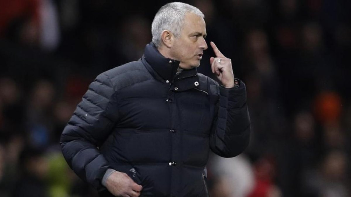 Mourinho, en un momento del partido ante el Hull City.-