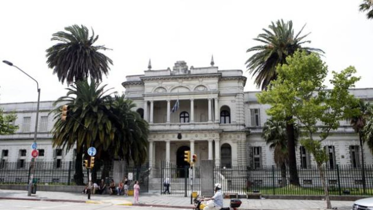 El Hospital Militar de Montevideo, donde están ingresados cinco de los seis presos de Guantánamo trasladados a Uruguay, este domingo.-Foto: EFE / IVÁN FRANCO