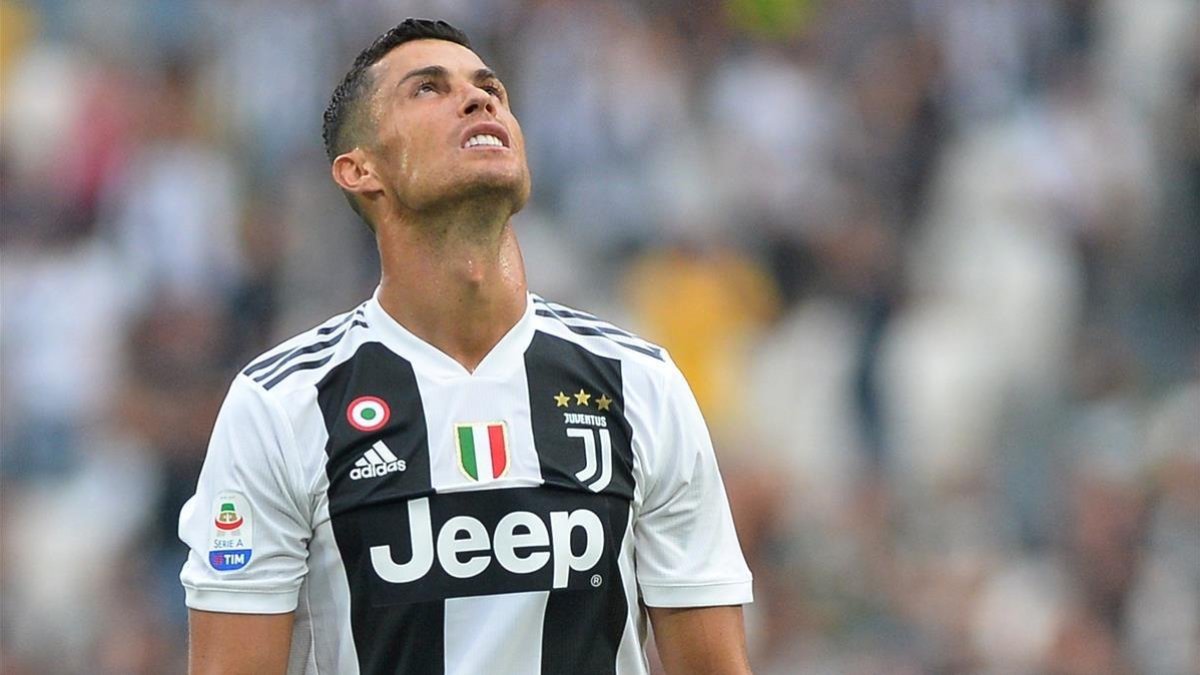 Cristiano Ronaldo se lamenta de una ocasión fallada. /-REUTERS / MASSIMO PINCA
