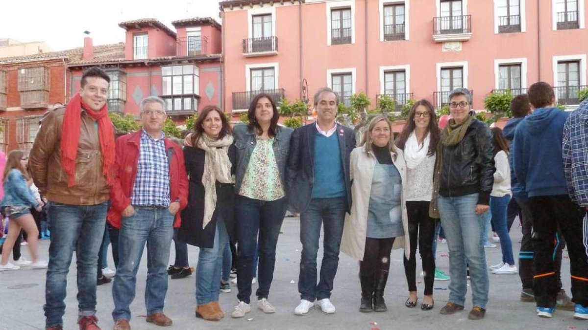 La candidata a la Alcaldía de Aranda, Mar Alcalde, junto al candidato autonómico, Luis Briones, la secretaria provincial, Esther Peña, y otros miembros del partido, en el acto de fin de campaña en la capital ribereña.-ECB