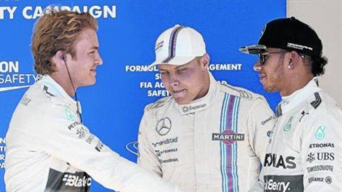 Rosberg, autor de la pole, saluda sonriente a un menos risueño Hamilton (2º) ante Bottas (3º), ayer en Austin.-Foto: EFE / SRDJAN SUKI