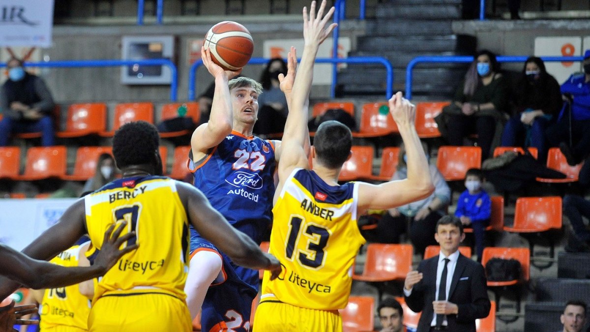 Nicholas lanza a canasta ante la defensa del jugador del Canoe Ander Martínez. TOMÁS ALONSO