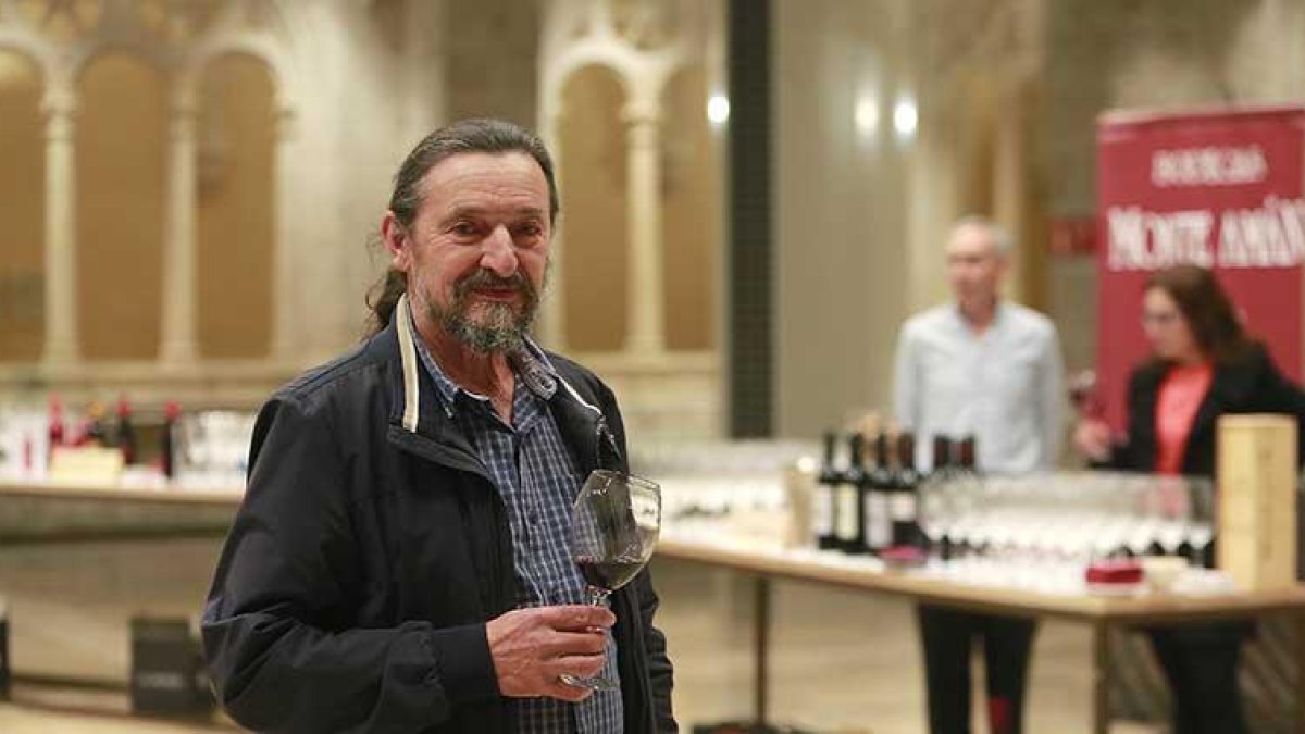 El presidente del Consejo Regulador de la Denominación de Origen (DO) Arlanza, Miguel Ángel Rojo, en la presentación de los vinos celebrada ayer.-RAÚL G. OCHOA