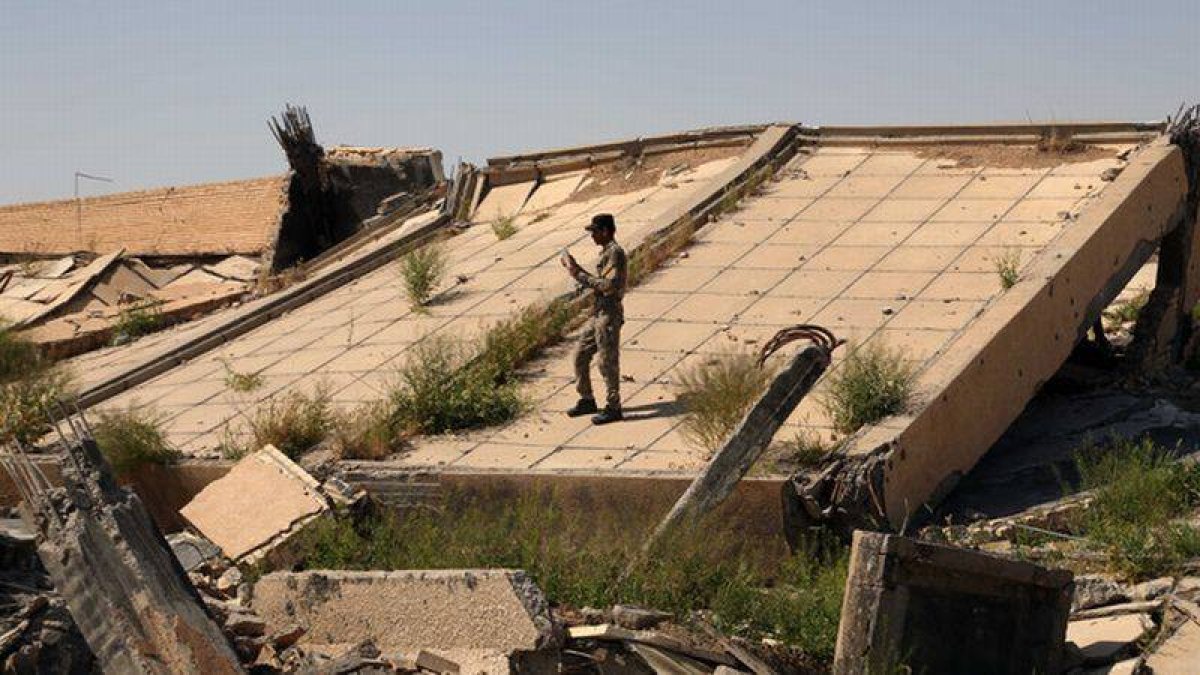 Un soldado iraquí fotografía los restos del mausoleo de Sadam Hussein, este domingo en Tikrit.-Foto: AP / KHALID MOHAMMED