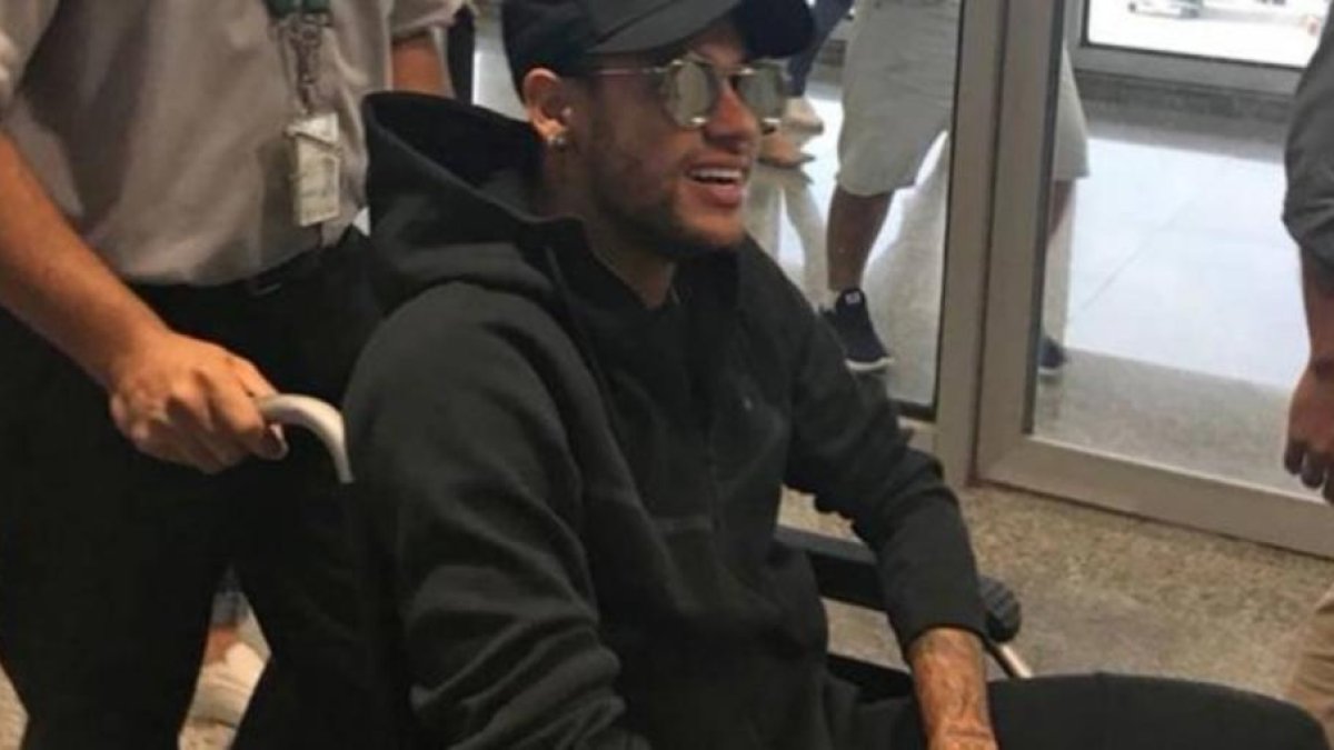 Neymar, a su llegada a Brasil, en silla de ruedas.-/ AFP / CLAIRE DORNALD CLAUZEL