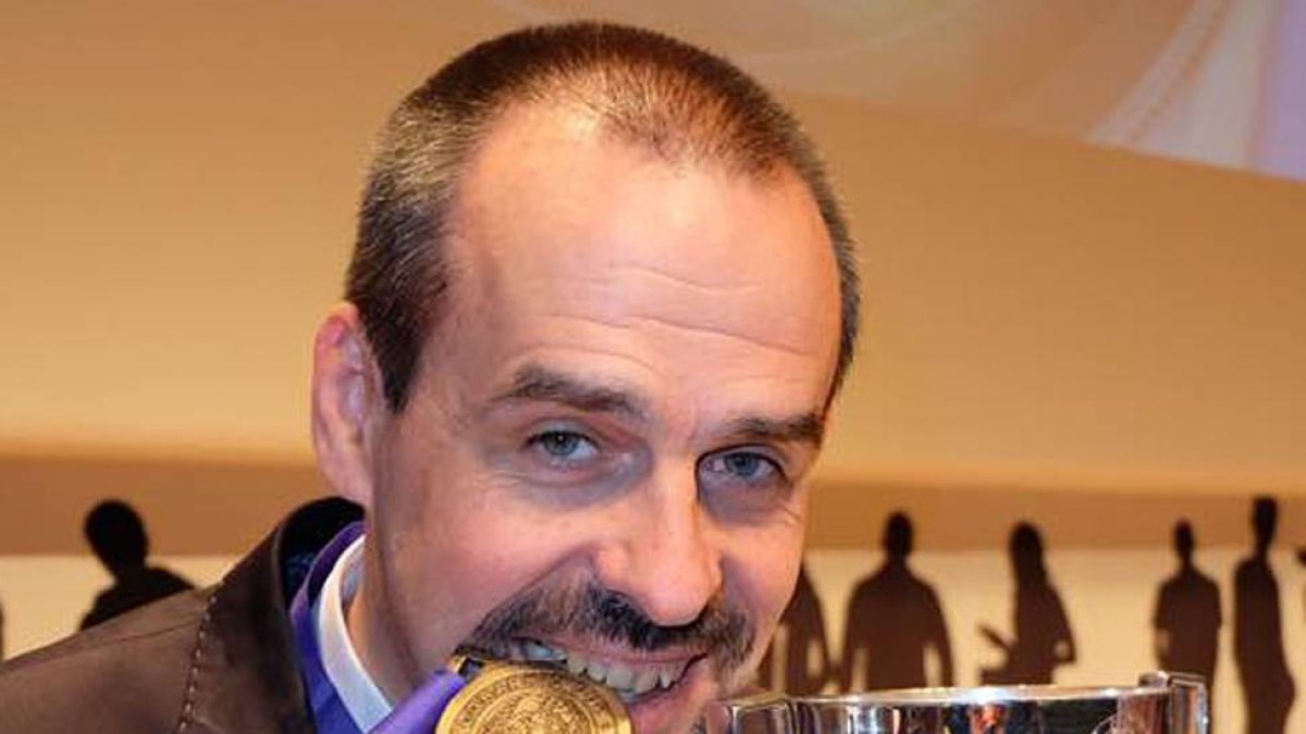 El mirandés posa con su premio tras el certamen.-