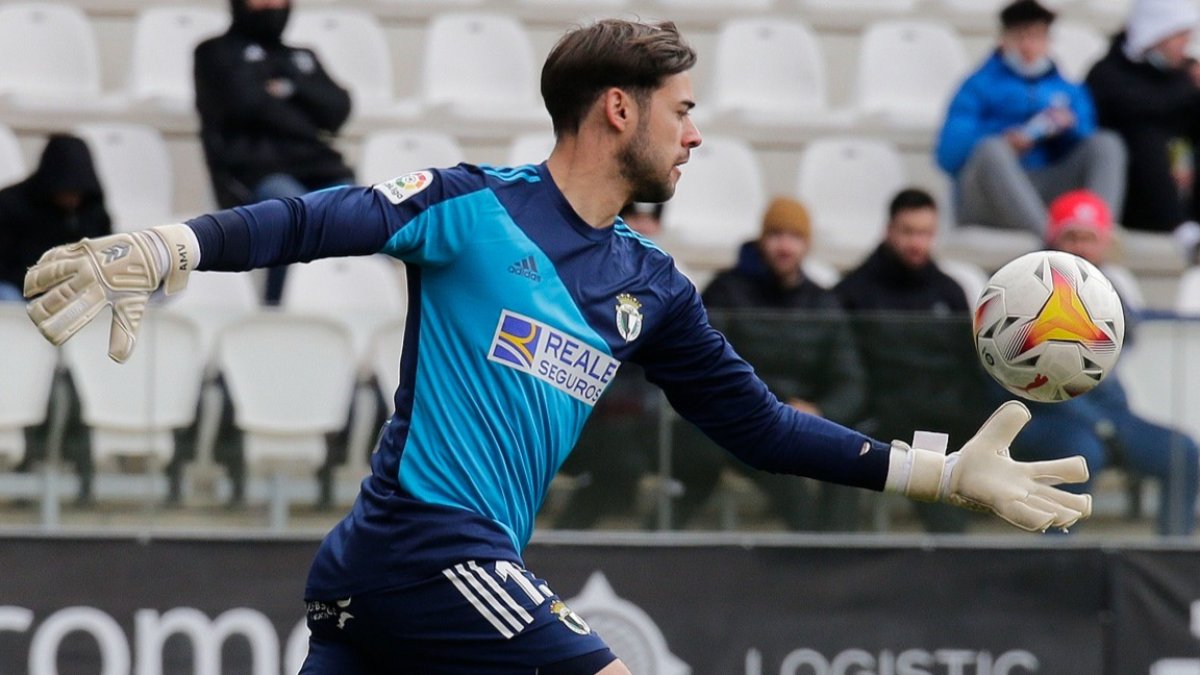 Caro saca de puerta en un partido con la camiseta del Burgos CF. SANTI OTERO