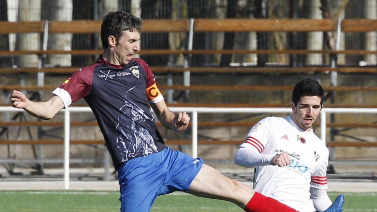 Jaime despeja el balón ante el acoso de un contrario.-SANTI OTERO