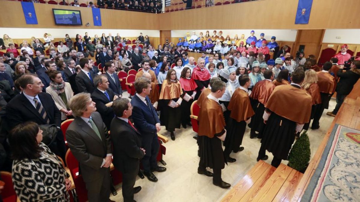 Autoridades y familiares acompañaron a los nuevos doctores a recibir su reconocimiento en uno de los actos «más entrañables» de la universidad.-RAÚL G. OCHOA