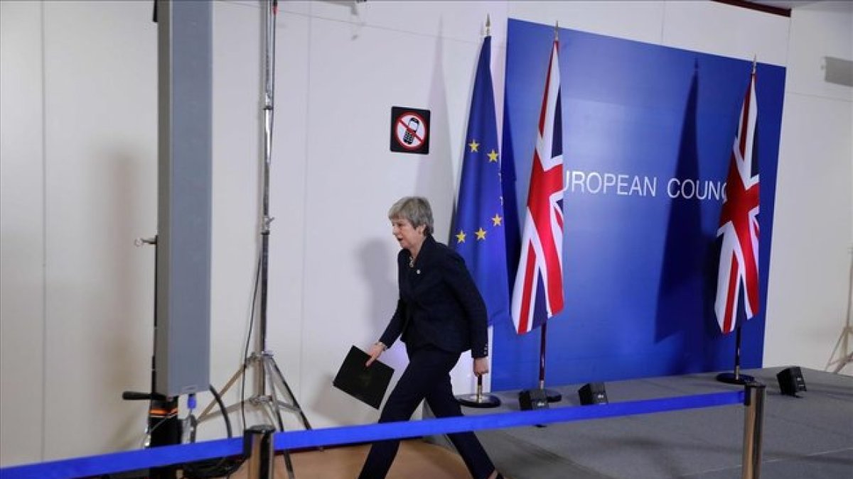 La primera ministra británica, Theresa May, camina después de dar una conferencia de prensa en el primer día de la cumbre de la UE centrada en el Brexit en Bruselas.-AFP / LUDOVIC MARIN
