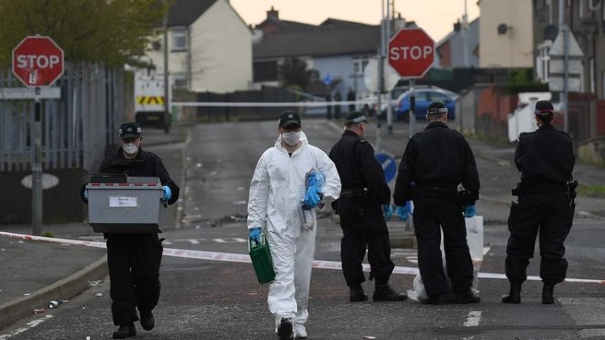 La policía examina el lugar donde asesinaron a la periodista Lyra McKee en Irlanda del Norte.-REUTERS / CLODAGH KILCOYNE