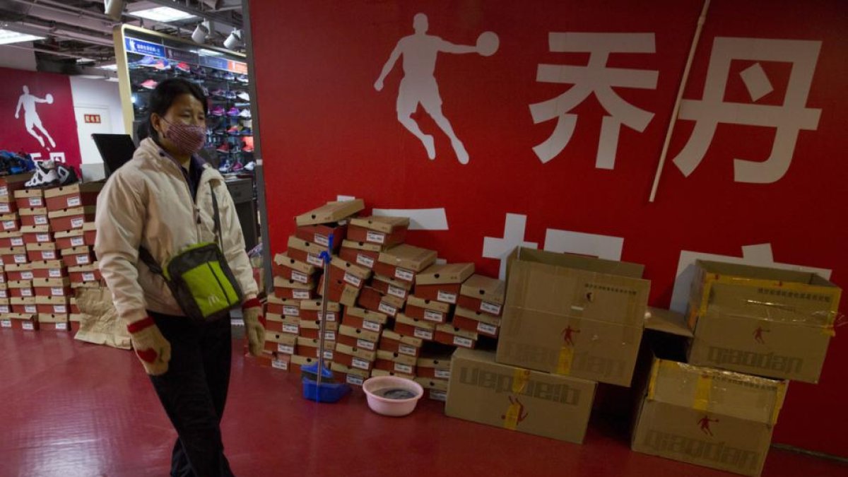 Un puesto de venta de zapatillas Qiaodan, en Pekín.-HAN GUAN / AP