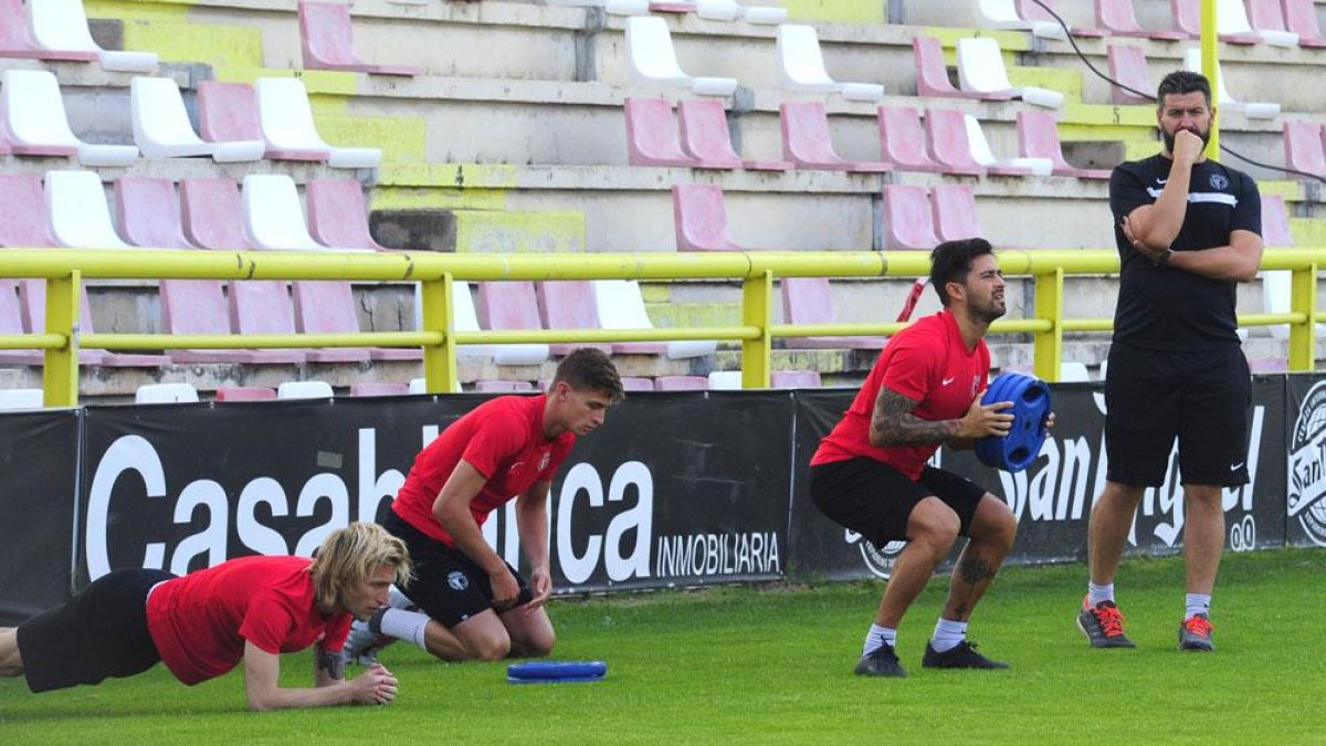 Imagen del primer entrenamiento de la temporada para el Burgos CF.-ISRAEL L. MURILLO