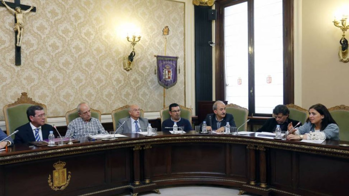 Peña (dch) preguntó a Rico (izq)por la postura del PP ante el fracking, «ya que aquí están en contra pero no en Madrid».-R. O.