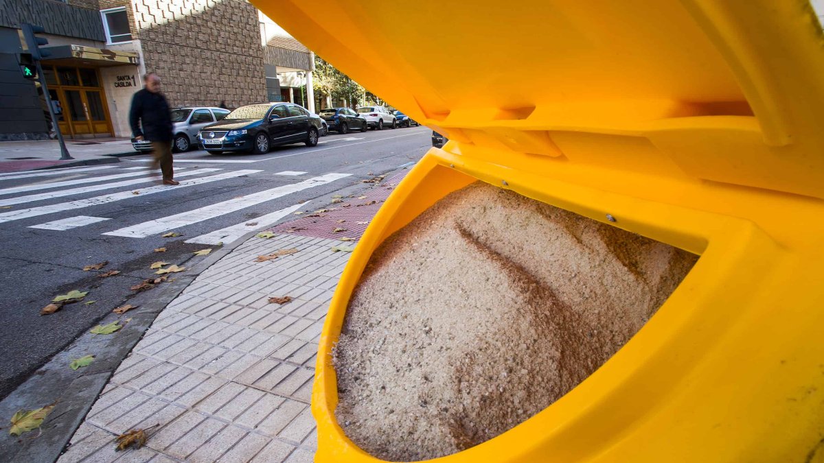 Contenedor de sal preparado para las inclemencias invernales en la calle Vitoria, frente a Hacienda. TOMÁS ALONSO