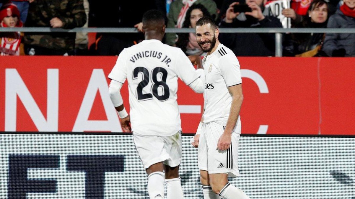Benzema (d) y Vinicius celebran un gol del Madrid.-X01398