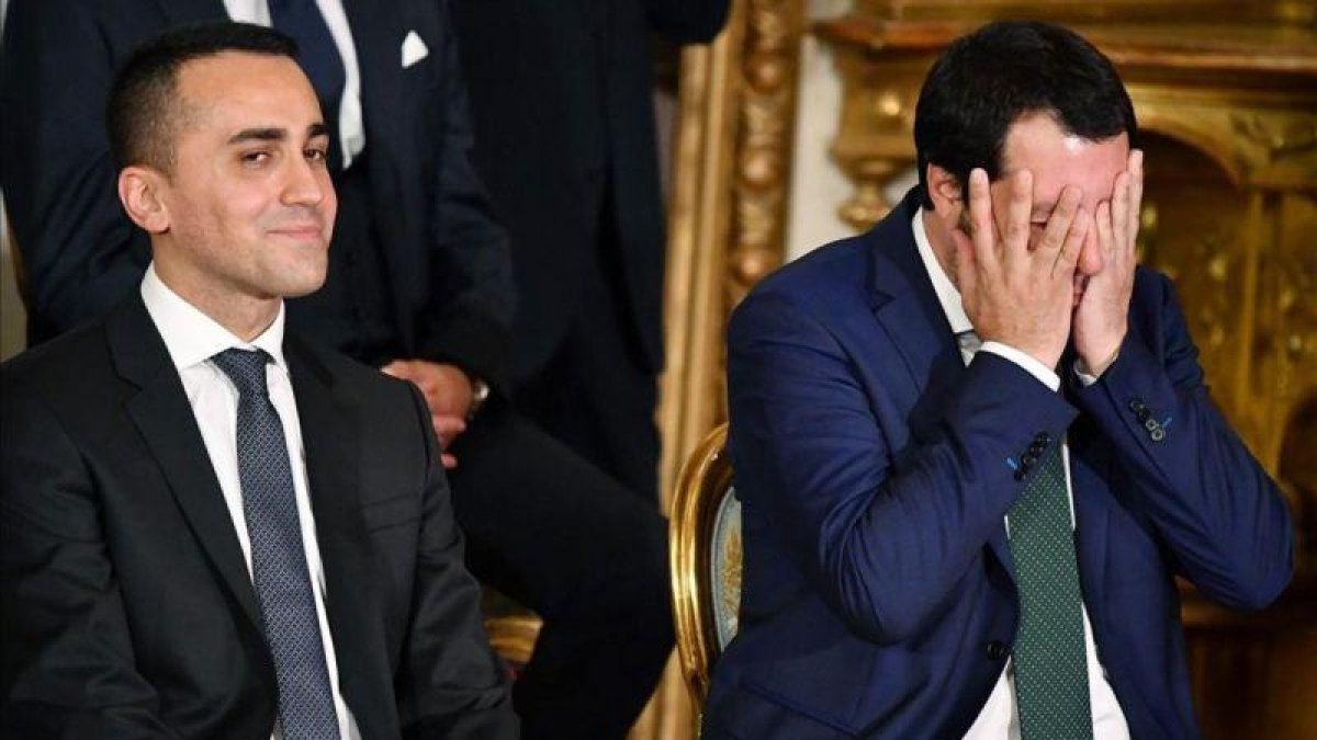 El ministro de Trabajo e Industria de Italia, Luigi di Maio, y el máximo responsable de Interior, Matteo Salvini, durante la ceremonia de constitución del Ejecutivo, en Roma, en junio del año pasado.-ALBERTO PIZZOLI (AFP)