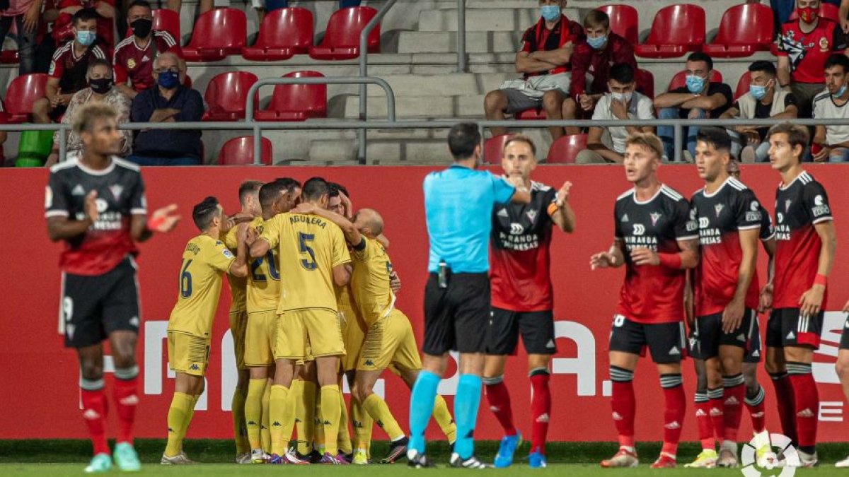 Los jugadores del Mirandés reclaman al árbitro tras un gol del Alcorcón. LALIGA