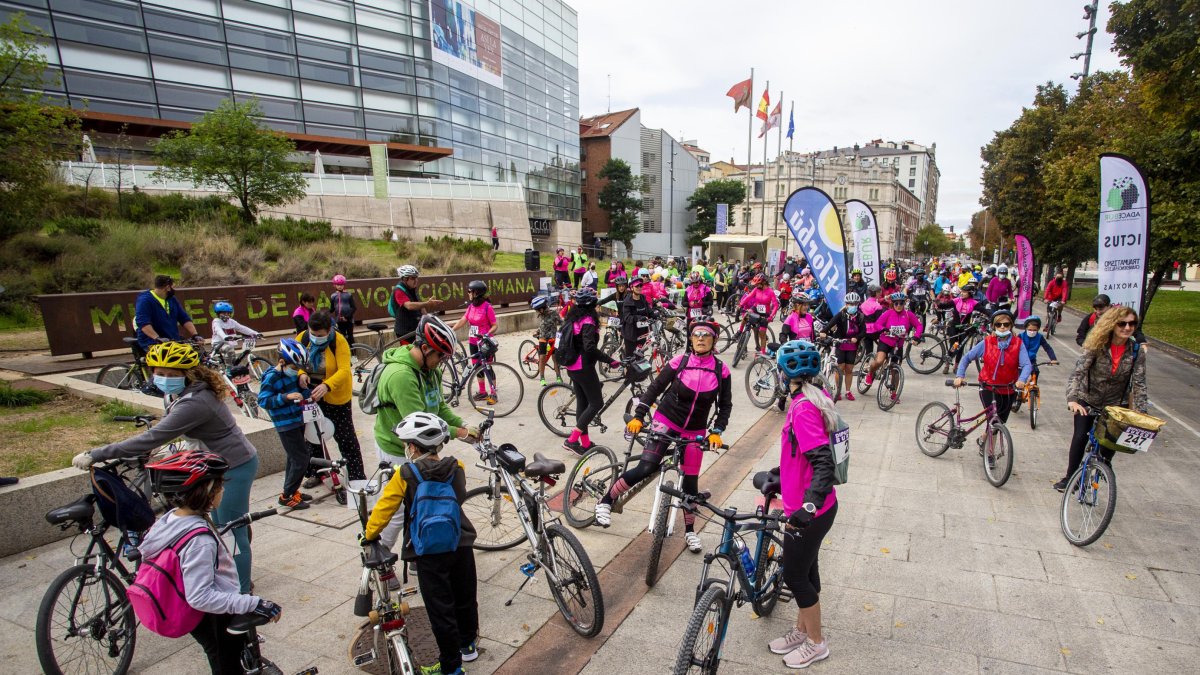 Salida de la Bicletada solidaria de Adacebur y Princessbike. SANTI OTERO