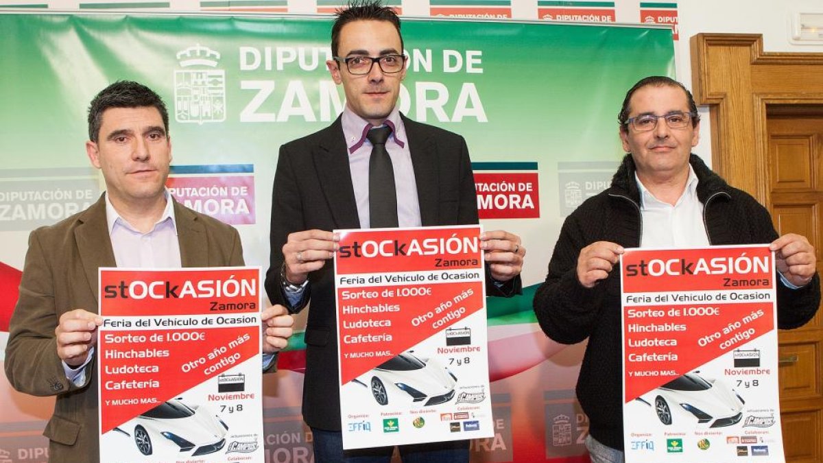 El diputado de Empleo y Desarrollo Económico de la Diputación de Zamora, Pablo Rubio, el director de la feria, Alberto López, y el director de marketing y comunicación de Caja Rural, Narciso Prieto, presentan la Feria del Vehículo de Ocasión-Ical