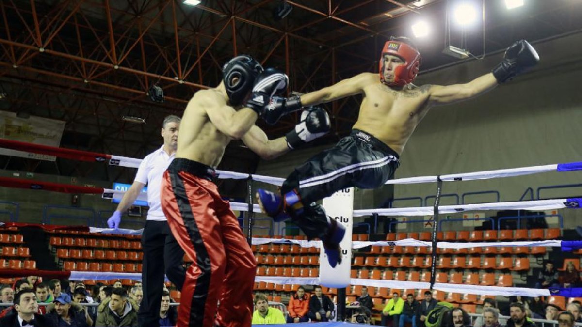 Lance de uno de los combates de kickboxing.-RAÚL OCHOA