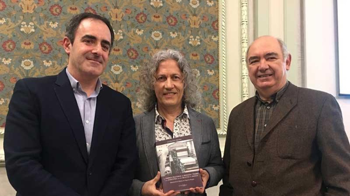 Gonzalo Andrés López y Fernando Arnáiz, junto a Luis Santos y Ganges (centro), durante la presentación del libro.-ECB