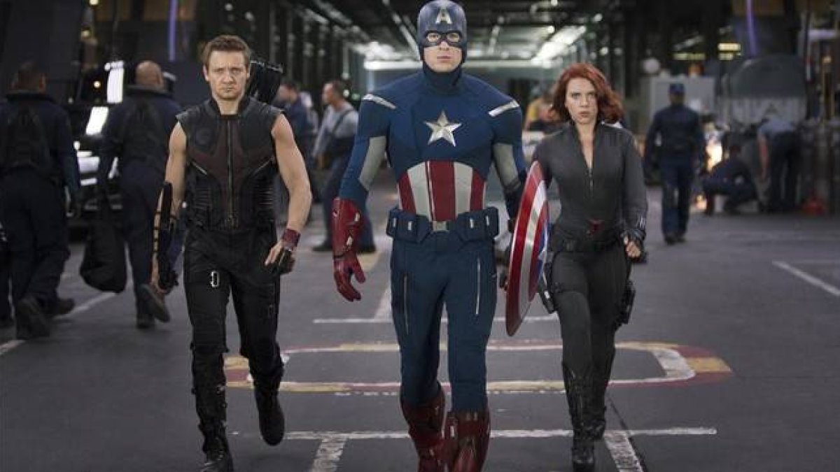 Jeremy Renner, Chris Evans y Scarlett Johansson, como Ojo de Halcón, el Capitán América y la Viuda Negra, en 'Los Vengadores'.-