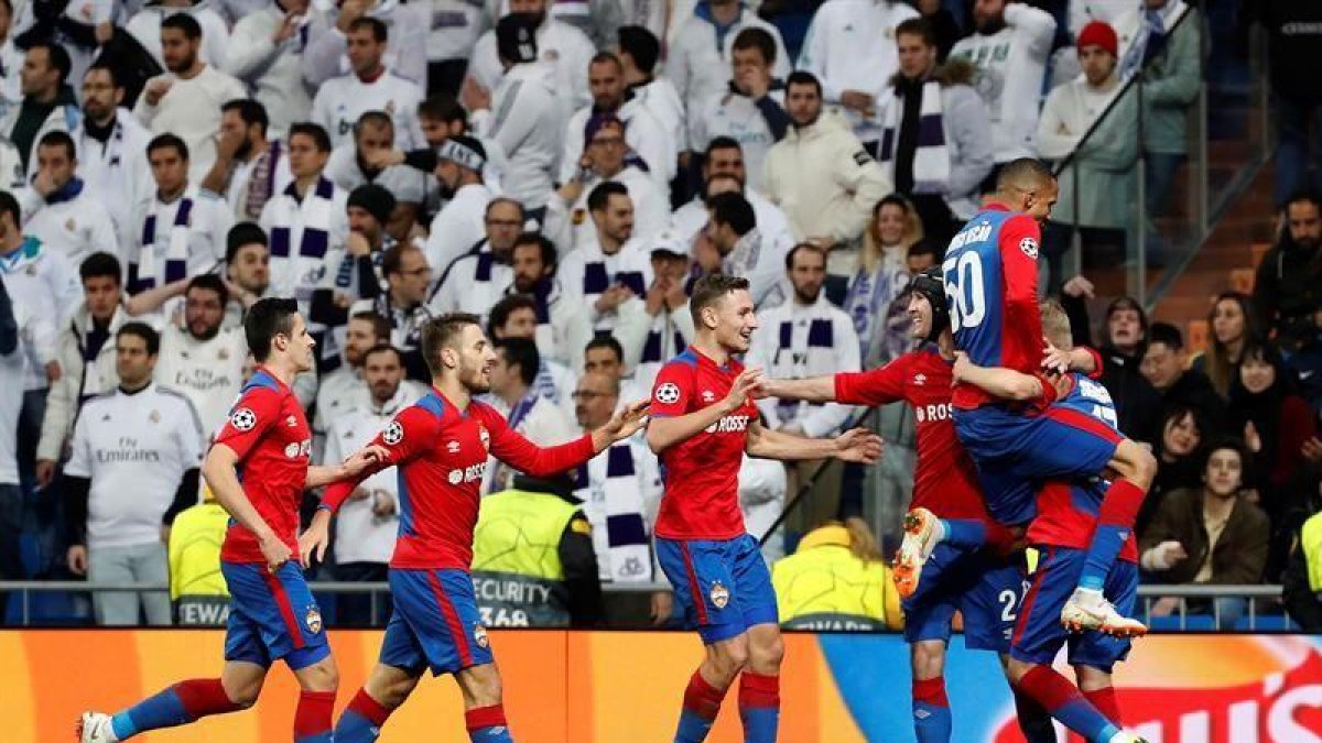 Los jugadores del CSKA de Moscú celebran el gol de Arnór Sigurdsson.-EFE