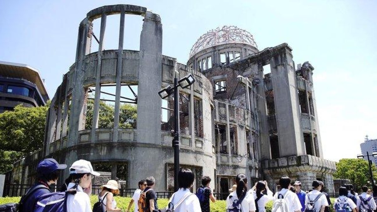 Jóvenes pasan enfrente del edificio que sobrevivió a la bomba atómica en Hiroshima. EFE / EPA/JIJI PRESS-EFE / EPA/ JIJI PRESS