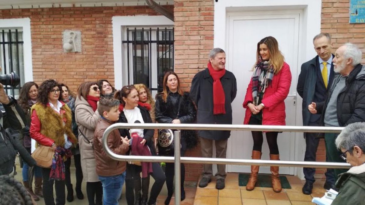 La alcaldesa Aitana Hernando fue la encargada de inaugurar el recinto, nacido tras la adecuación de la antigua casa del conserje del colegio Cervantes-ECB