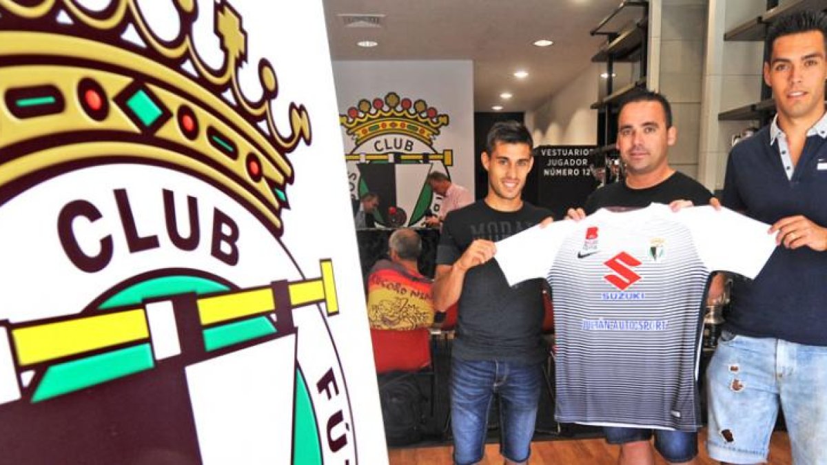 De izquierda a derecha, David Martín, David Carnero y Abel Suárez posan con la camiseta del Burgos CF.-ISRAEL L. MURILLO