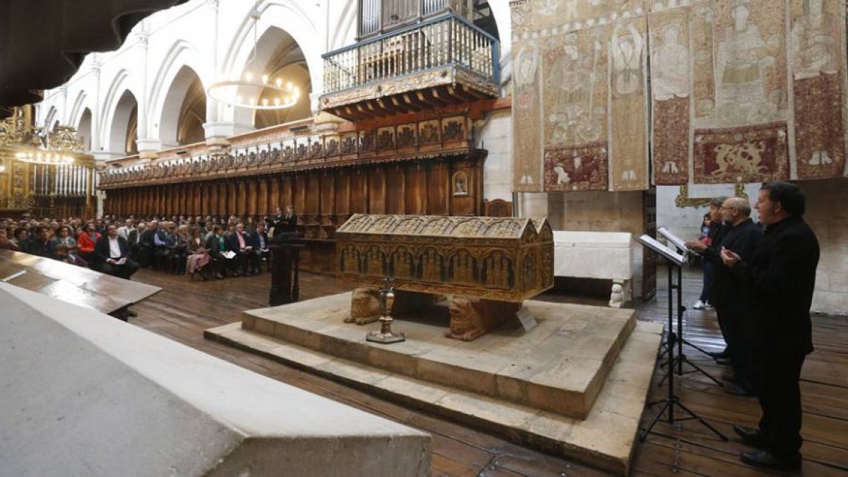 Vista general del ambiente del concierto con los músicos separados del público por los sepulcros de Alfonso VIII y Leonor.-Raúl Ochoa