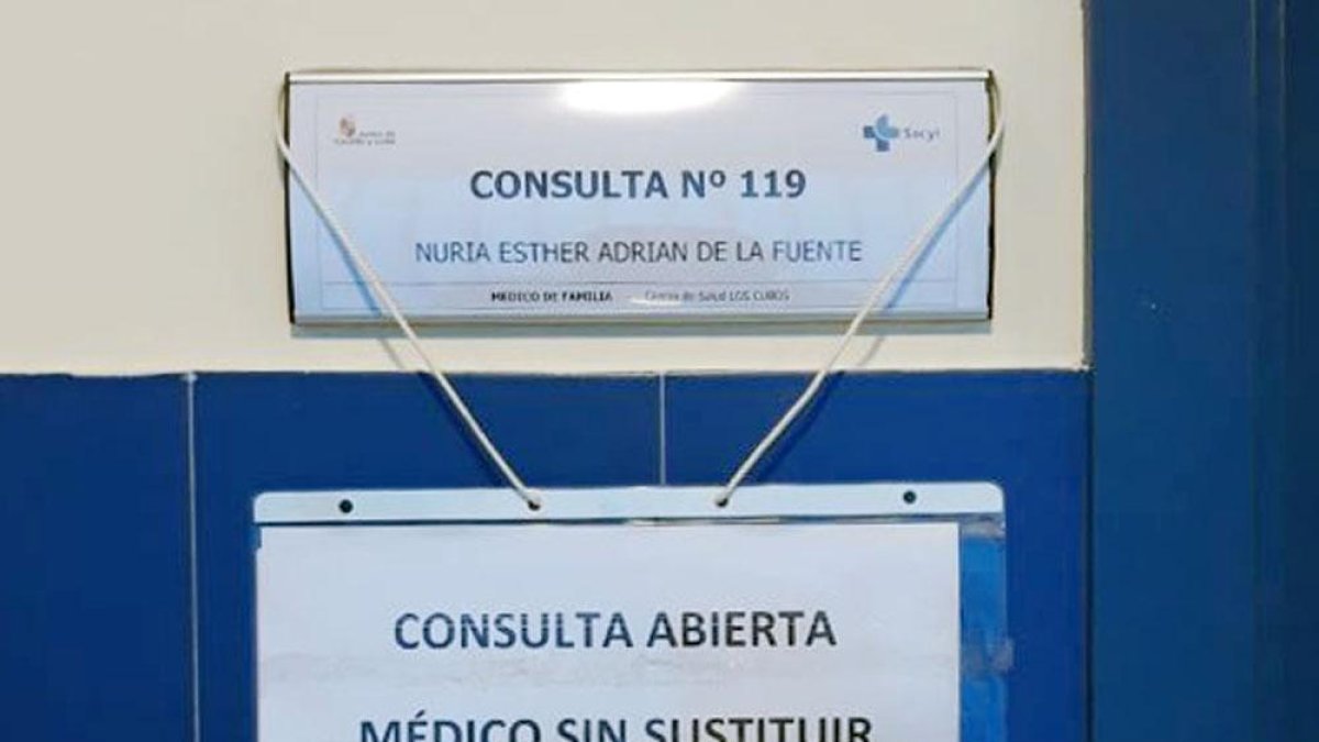 Aviso en una de las consultas vacantes ayer en Los Cubos.-ECB