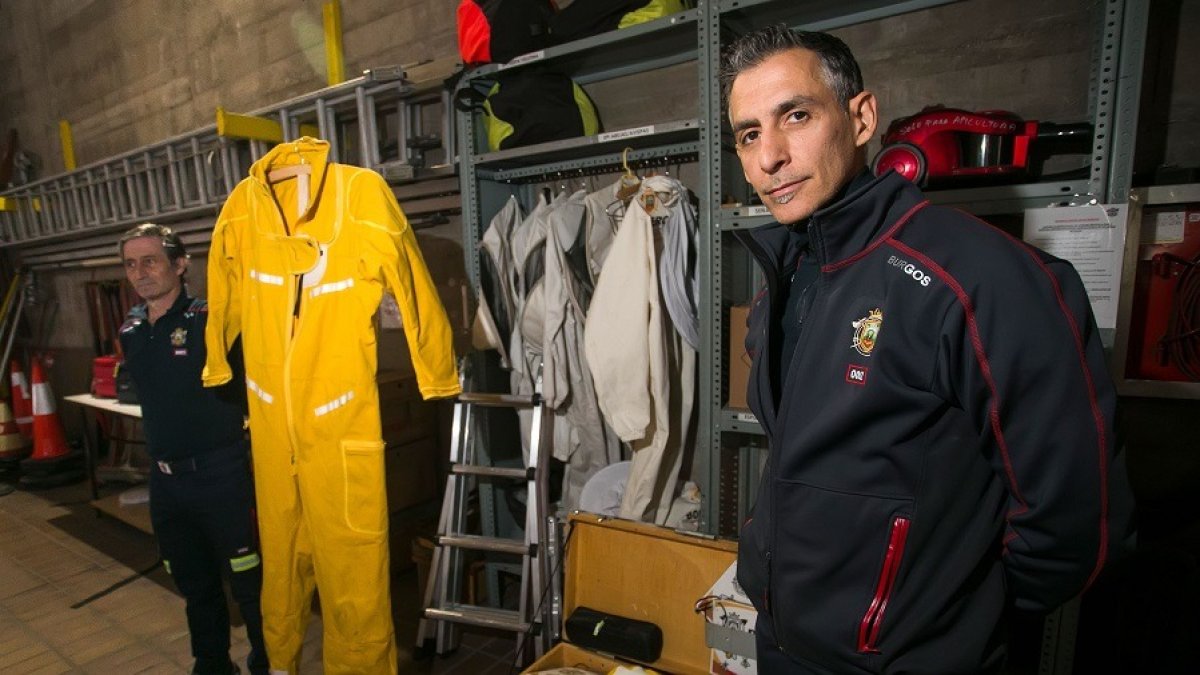 Pedro Mediavilla y Gabriel Ibáñez, bomberos de Burgos, muestran el material específico para hacer frente a la vespa velutina. TOMÁS ALONSO