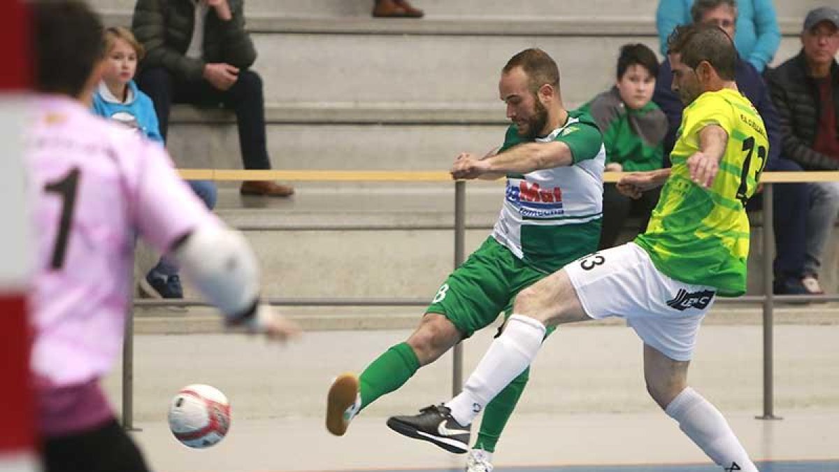Juanto golpea el esférico en un partido disputado en el fortín del Polideportivo Círculo-Raúl G. Ochoa