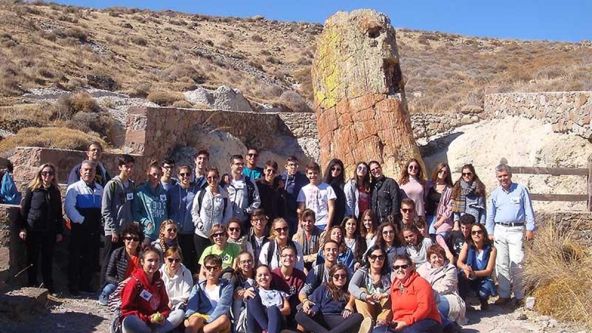 Alumnos y profesores burgaleses viajaron a la isla griega de Lesbos a principios de este mes, toda ella un geoparque.-ECB