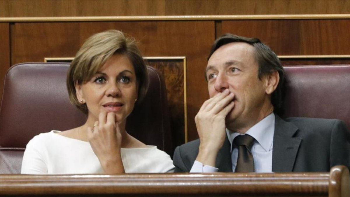 El portavoz parlamentario del PP, Rafael Hernando, junto a la secretaria general del partido, Dolores de Cospedal-EFE