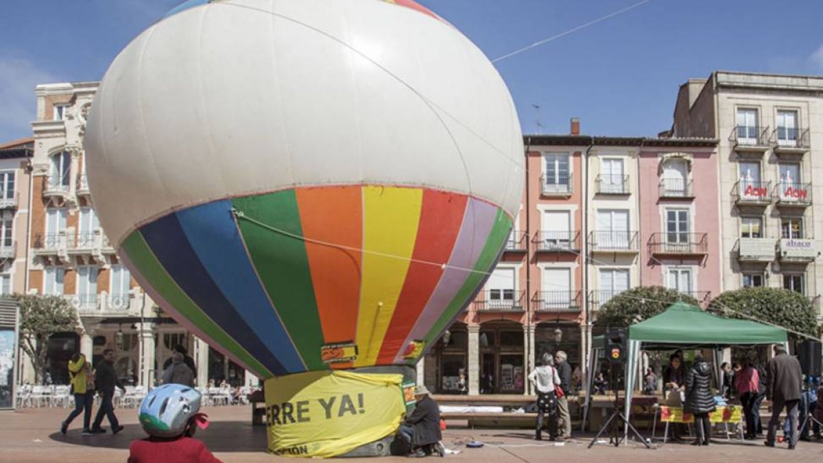 Concentración por el cierre de Garoña ayer en la Plaza Mayor de Burgos.-SANTI OTERO